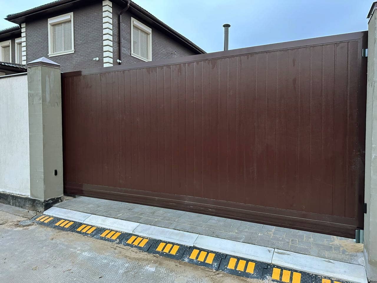 Уличные ворота DoorHan в Артёме с установкой